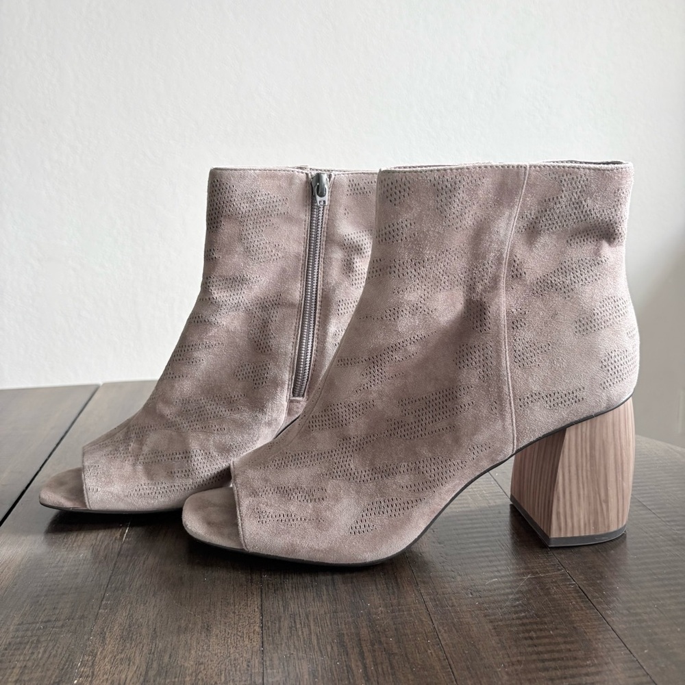 Elegant Sanctuary Women’s Taupe Suede Peep-Toe Ankle Boots, Side Zip, Sz. 10M